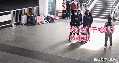 男子吃瓜被偷家视频