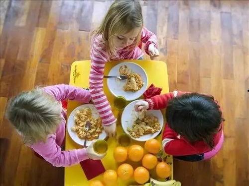 幼儿园吃小白瓜视频,萌态十足引网友热议