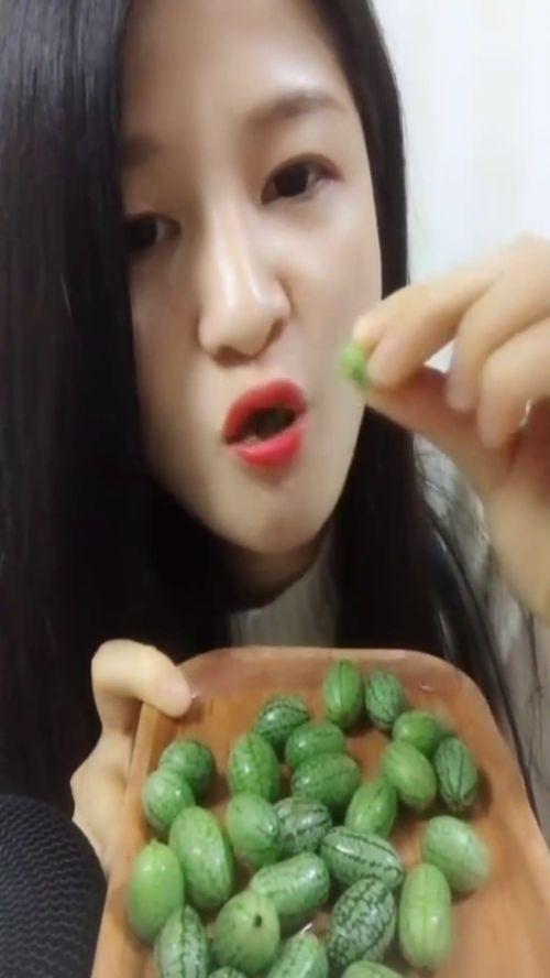 两个小美女吃瓜视频大全,两位萌妹子的甜蜜吃瓜时光大盘点