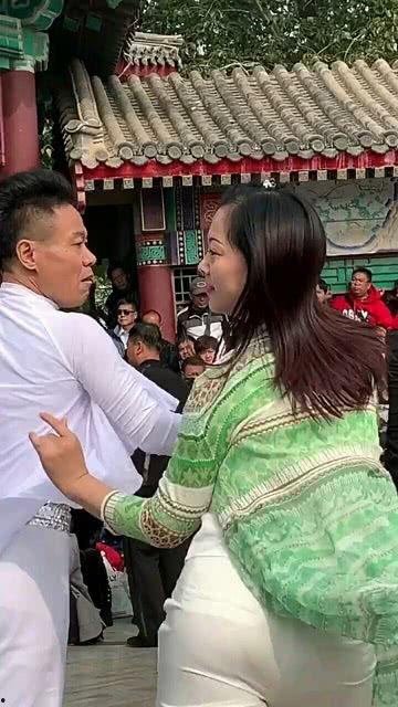 吃瓜群众广场舞视频,吃瓜群众镜头下的欢乐时光