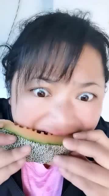 农村女人吃瓜视频大全播放,趣味横生的乡村生活瞬间