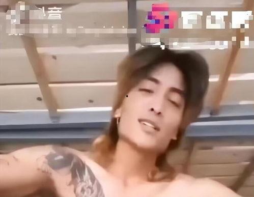 精神小伙吃瓜少女视频